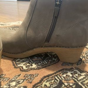 Dansko nubuck bootie. Size 39. Great condition.